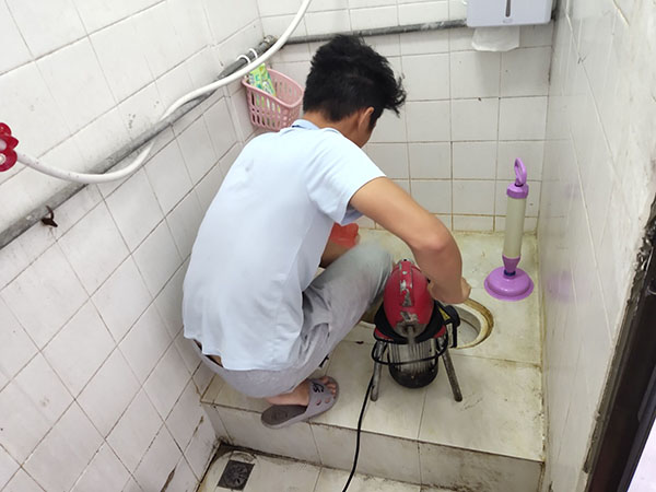 洛南管道堵塞冒臭气 专业师傅现场解决问题