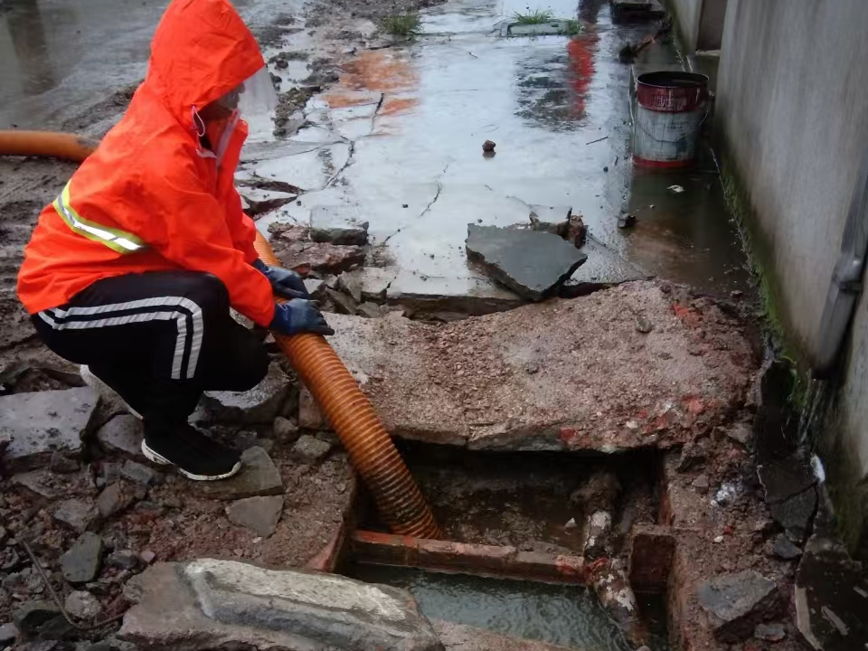 洛南专业清理污水池 炜誉市政以规范流程守护城市 “肠道”